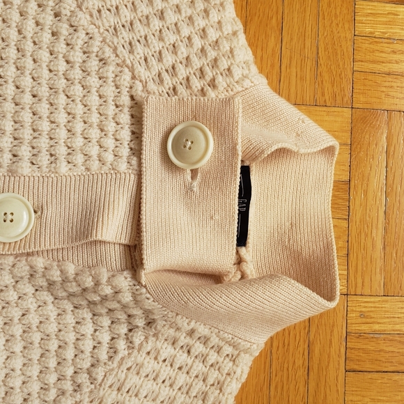 Gap sweater super flattering and comfy - Picture 4 of 5